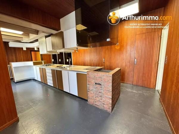Vente                                                      Immeuble
                        
                     6 pièces                      205 m2                     à La Guerche-de-Bretagne