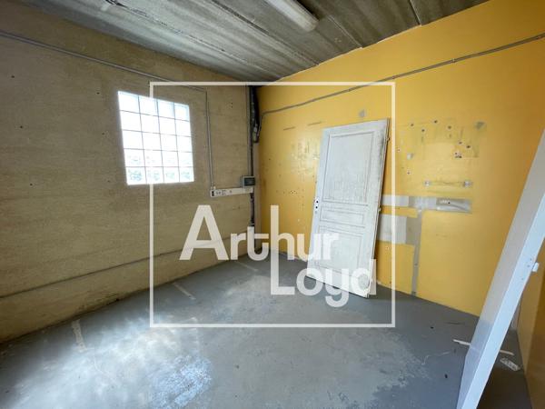 Bureau à louer à Saint-Gély-du-Fesc avec terrain clos de 1200 m²