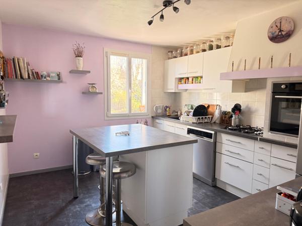 Maison de 106 m2 sur sous-sol, 4 chambres, jardin.