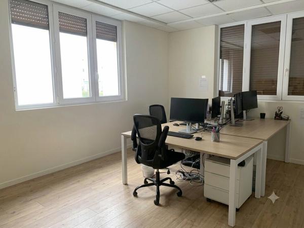 Bureau 97 m² Annecy Centre Ville local vélos