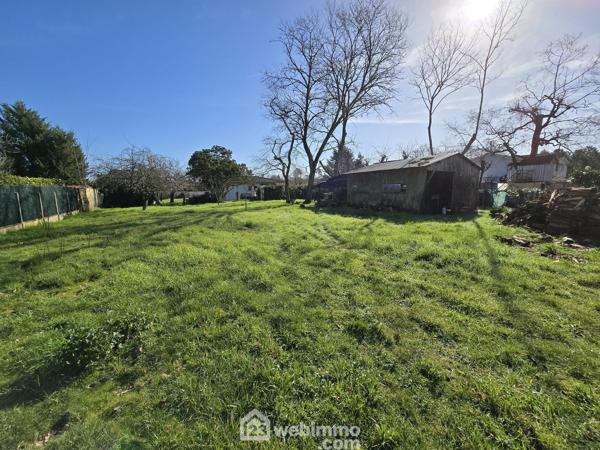 Terrain constructible 700 m² à Le Pian-Médoc 33290