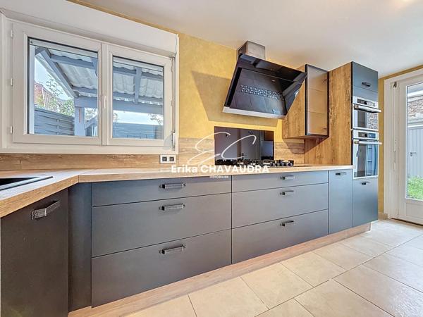 maison de ville, parking privée derrière portail