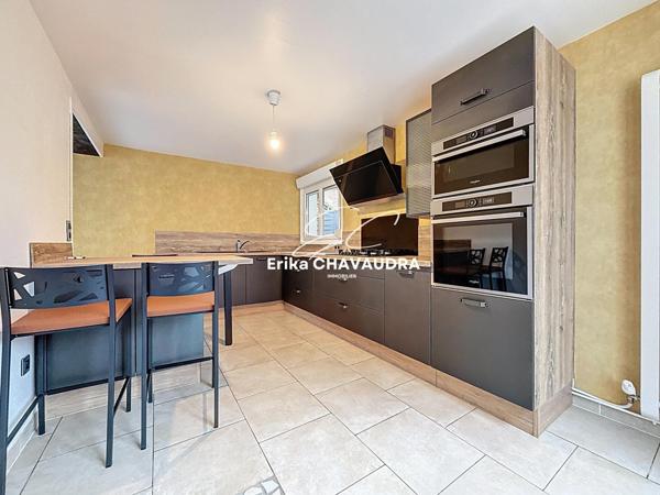 maison de ville, parking privée derrière portail