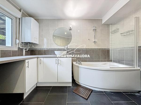 maison de ville, parking privée derrière portail