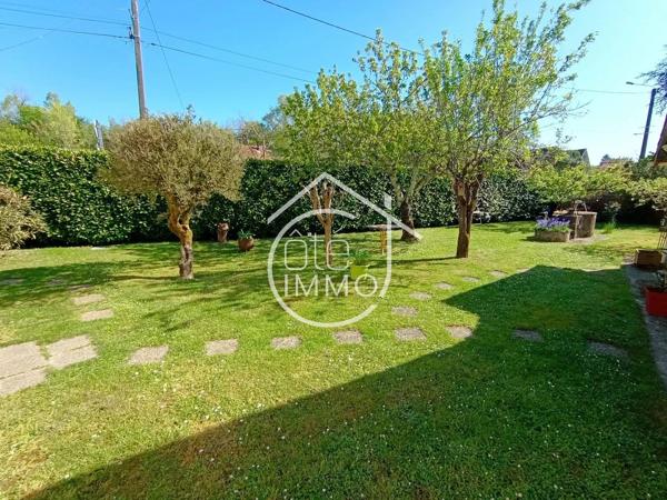 MOULEYDIER : Charmante périgourdine 6 pièces de 130m² avec jardin, garage et dépendances