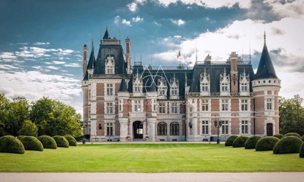 Au cœur de la Sologne, Un château d'inspiration néogothique et Renaissance, de 3000 m2 sur un 53ha