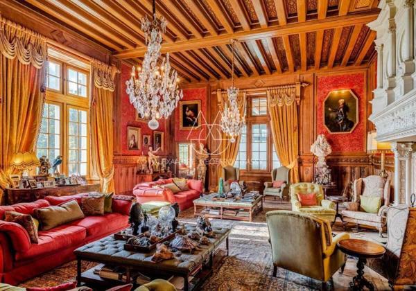 Au cœur de la Sologne, Un château d'inspiration néogothique et Renaissance, de 3000 m2 sur un 53ha