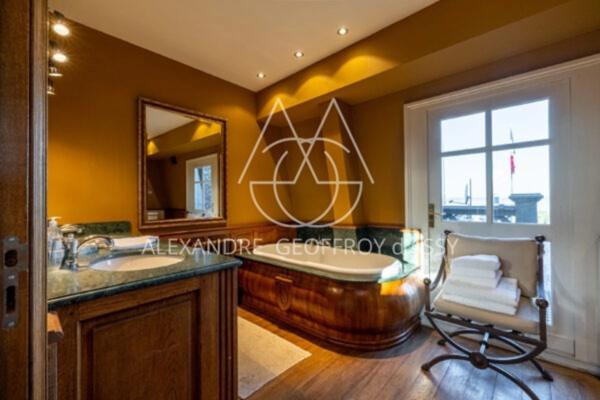 Au cœur de la Sologne, Un château d'inspiration néogothique et Renaissance, de 3000 m2 sur un 53ha