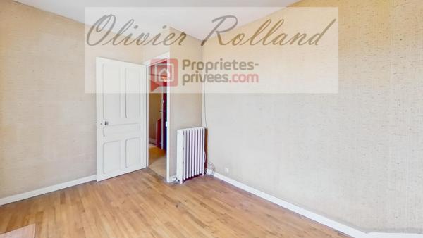 49380 - Centre de Thouarcé Ancien bâtiment de 300 m² avec grenier, cave et garage