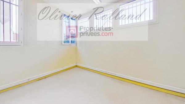 49380 - Centre de Thouarcé Ancien bâtiment de 300 m² avec grenier, cave et garage