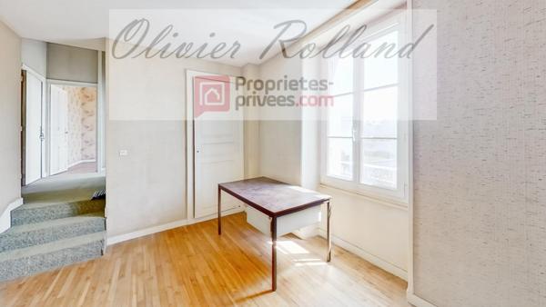 49380 - Centre de Thouarcé Ancien bâtiment de 300 m² avec grenier, cave et garage