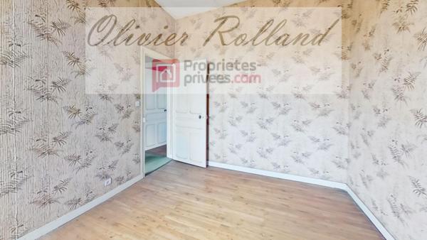 49380 - Centre de Thouarcé Ancien bâtiment de 300 m² avec grenier, cave et garage