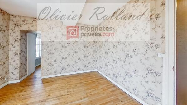 49380 - Centre de Thouarcé Ancien bâtiment de 300 m² avec grenier, cave et garage