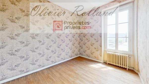 49380 - Centre de Thouarcé Ancien bâtiment de 300 m² avec grenier, cave et garage