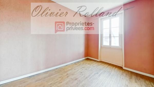 49380 - Centre de Thouarcé Ancien bâtiment de 300 m² avec grenier, cave et garage