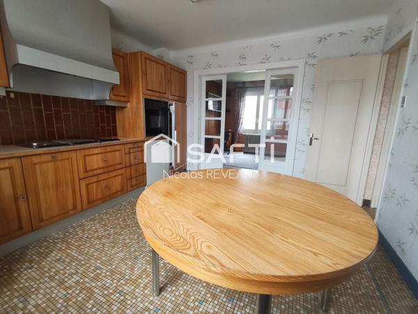 Grandes maison de campagne avec verdure.