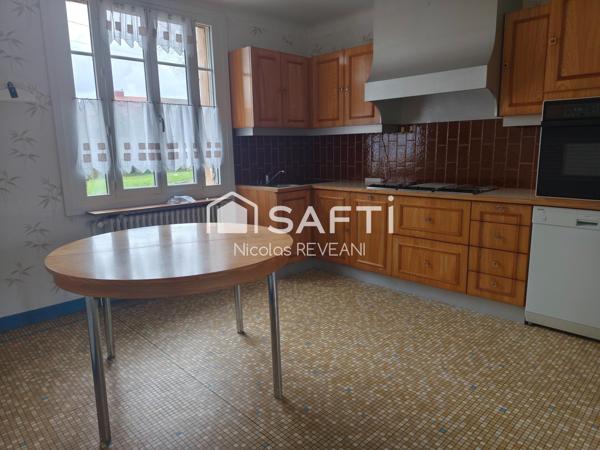 Grandes maison de campagne avec verdure.