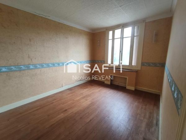 Grandes maison de campagne avec verdure.