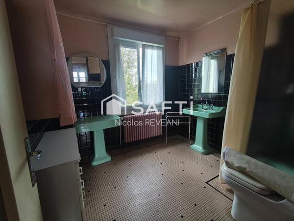 Grandes maison de campagne avec verdure.