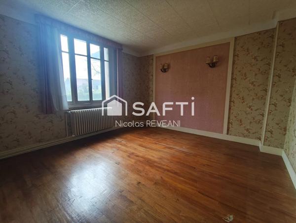 Grandes maison de campagne avec verdure.