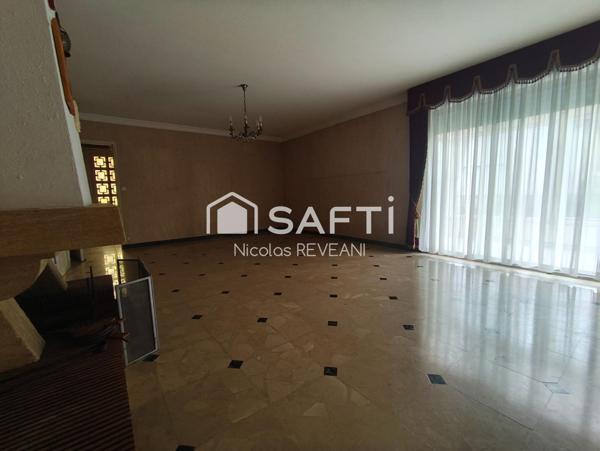 Grandes maison de campagne avec verdure.