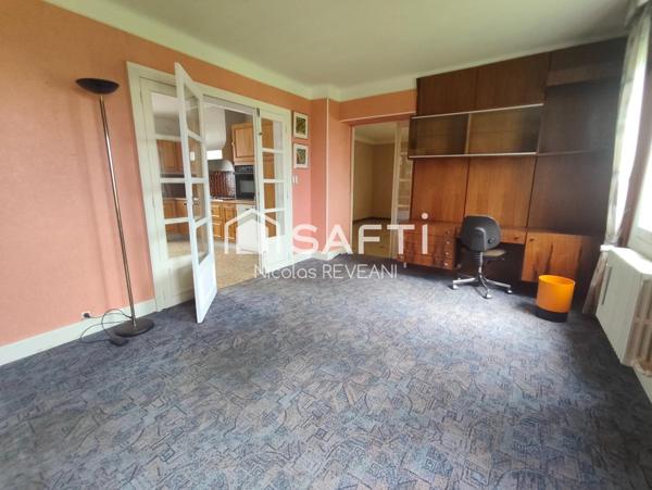 Grandes maison de campagne avec verdure.