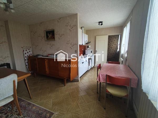 Grandes maison de campagne avec verdure.