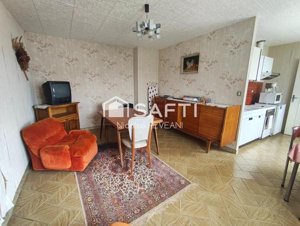 Grandes maison de campagne avec verdure.