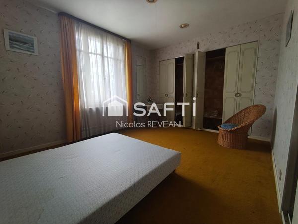 Grandes maison de campagne avec verdure.