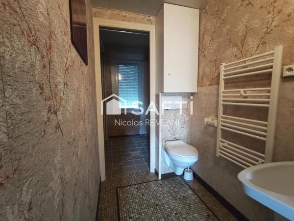 Grandes maison de campagne avec verdure.