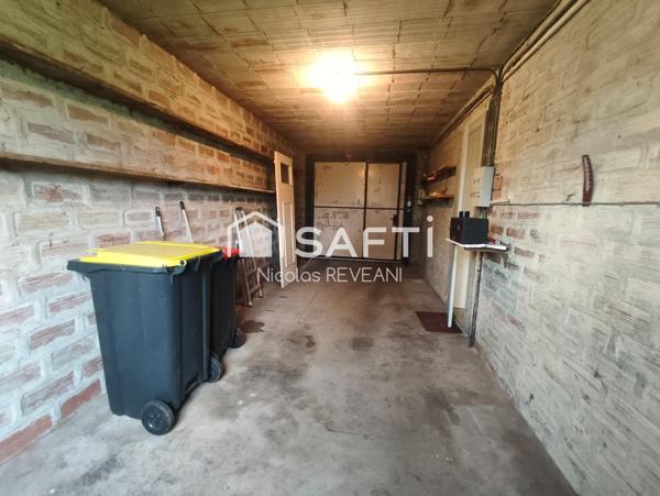 Grandes maison de campagne avec verdure.