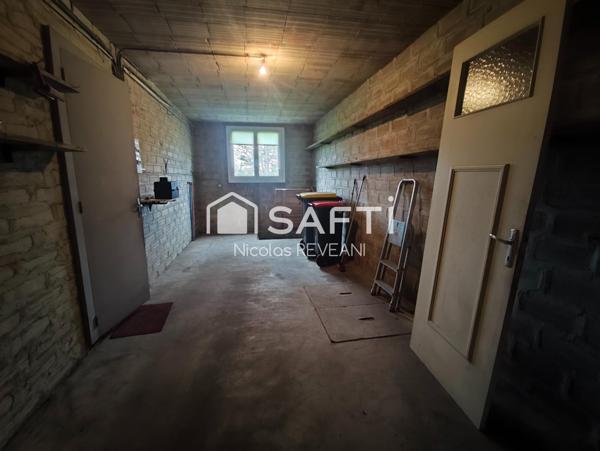 Grandes maison de campagne avec verdure.