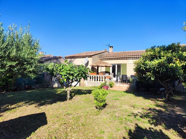 Cucuron, villa de plain pied avec garage et jardin