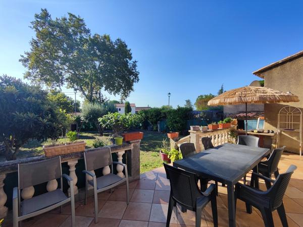 Cucuron, villa de plain pied avec garage et jardin