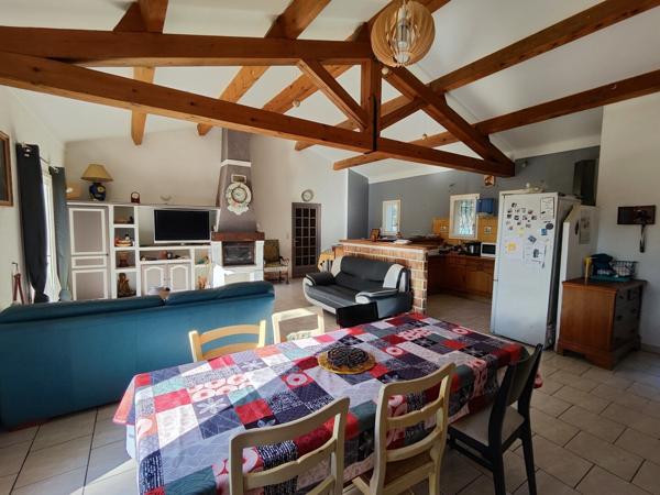 Cucuron, villa de plain pied avec garage et jardin