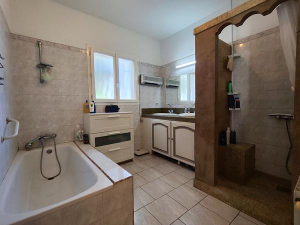 Cucuron, villa de plain pied avec garage et jardin