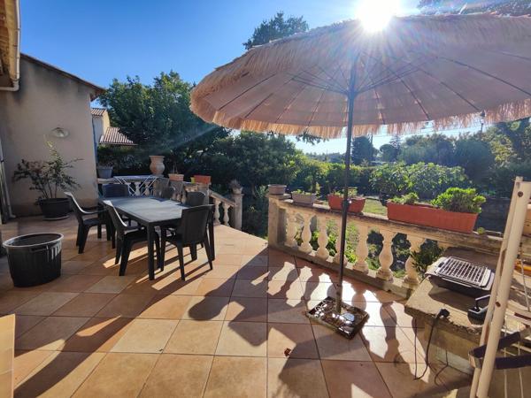 Cucuron, villa de plain pied avec garage et jardin