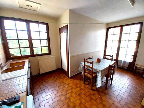 Maison de 86 m² au calme et proche de toutes commodités, avec beau potentiel.