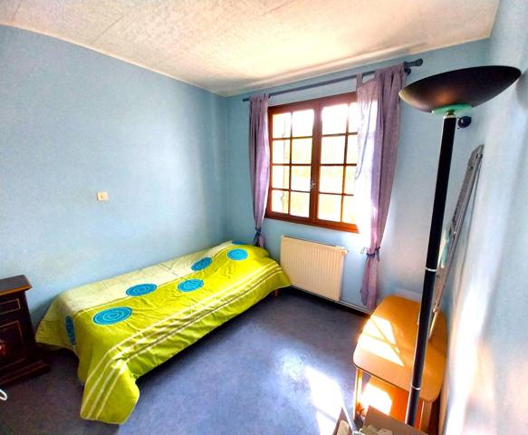 Maison de 86 m² au calme et proche de toutes commodités, avec beau potentiel.