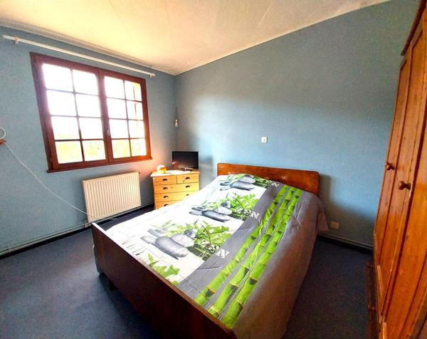 Maison de 86 m² au calme et proche de toutes commodités, avec beau potentiel.