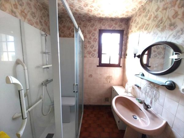 Maison de 86 m² au calme et proche de toutes commodités, avec beau potentiel.