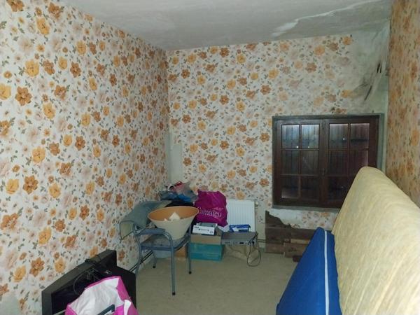 Maison de 86 m² au calme et proche de toutes commodités, avec beau potentiel.