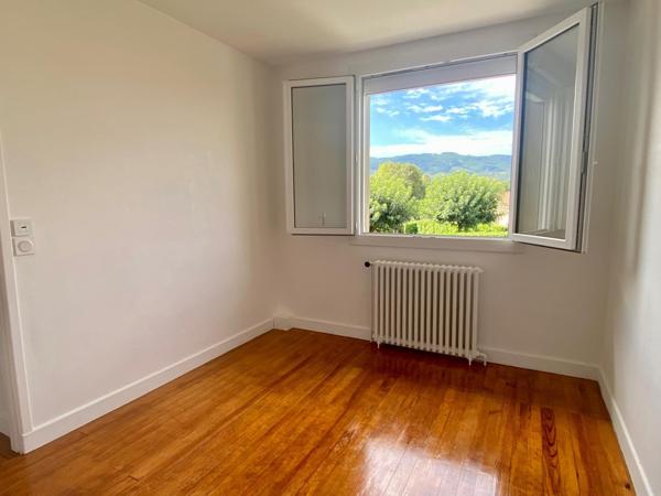 maison d'habitation rénovée avec garage, jardin et dépendance