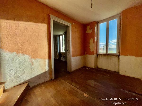 Maison en pierres à rénover, 3 chambres, grenier aménageable, garage et jardin