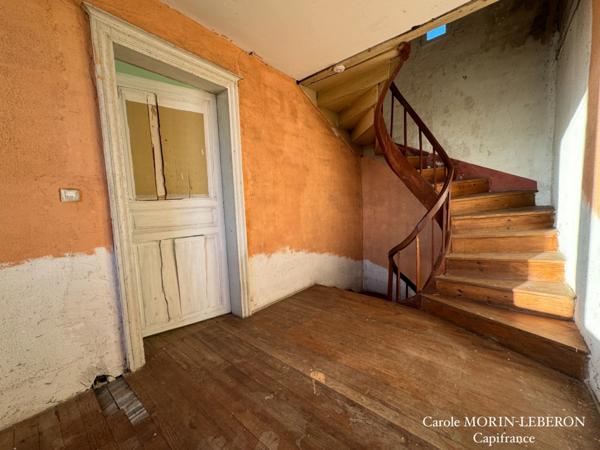 Maison en pierres à rénover, 3 chambres, grenier aménageable, garage et jardin