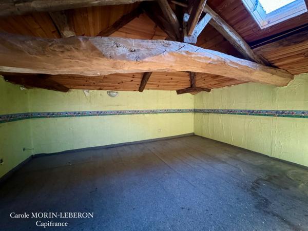 Maison en pierres à rénover, 3 chambres, grenier aménageable, garage et jardin