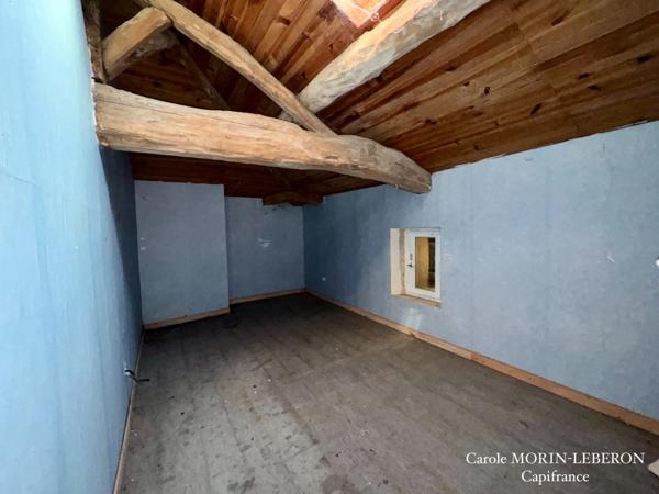 Maison en pierres à rénover, 3 chambres, grenier aménageable, garage et jardin