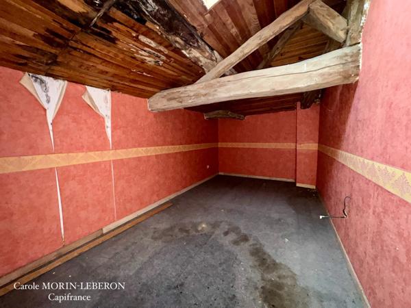 Maison en pierres à rénover, 3 chambres, grenier aménageable, garage et jardin