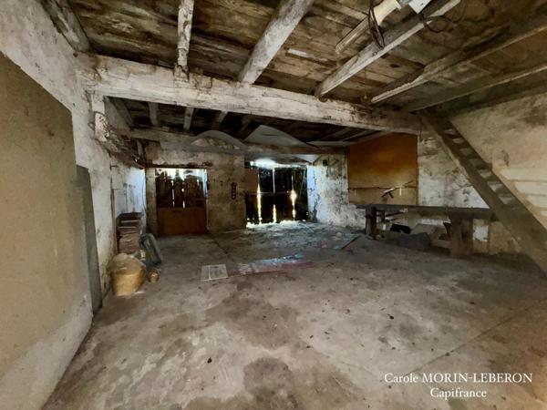 Maison en pierres à rénover, 3 chambres, grenier aménageable, garage et jardin