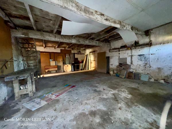 Maison en pierres à rénover, 3 chambres, grenier aménageable, garage et jardin